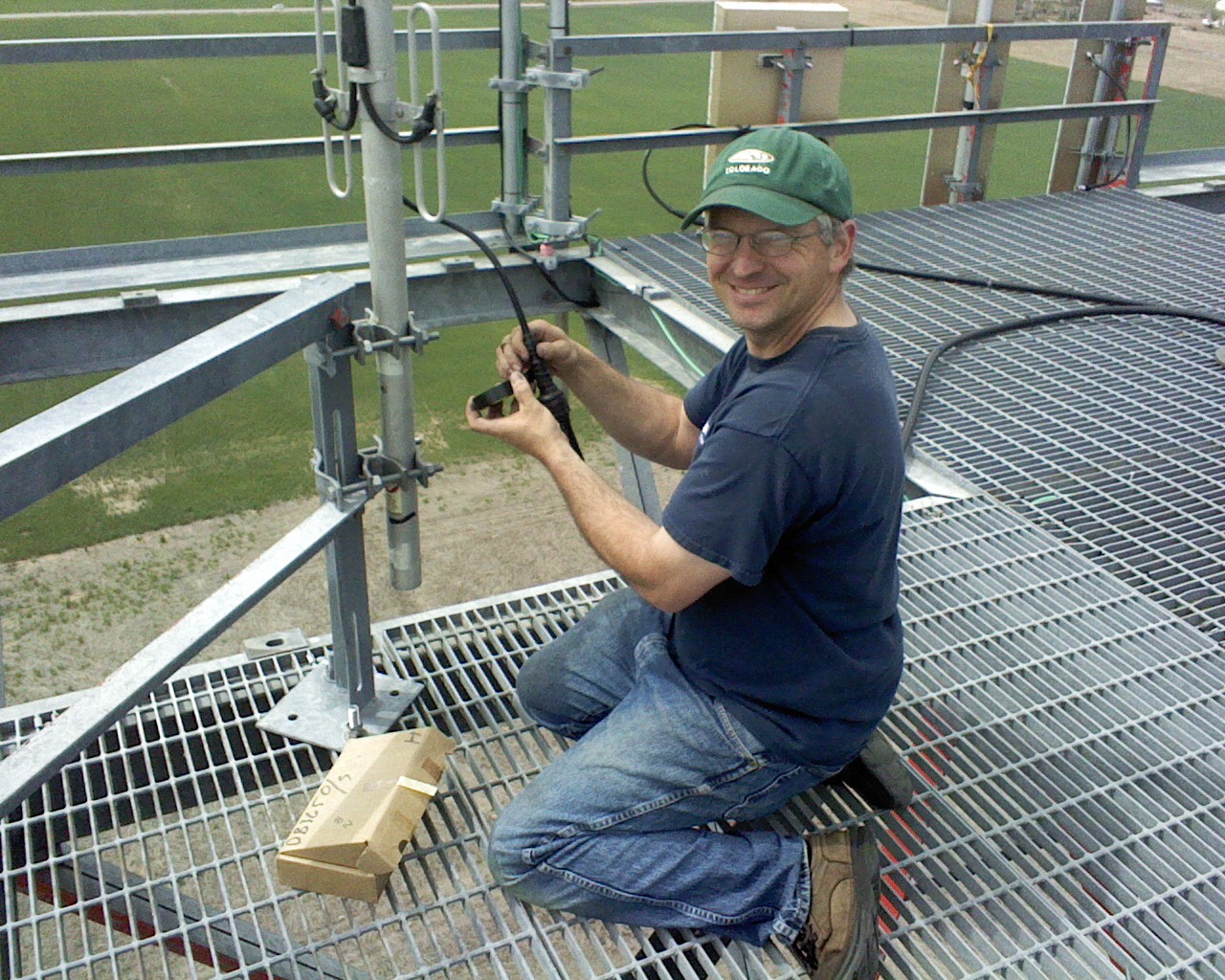 KD0RG installing an antenna