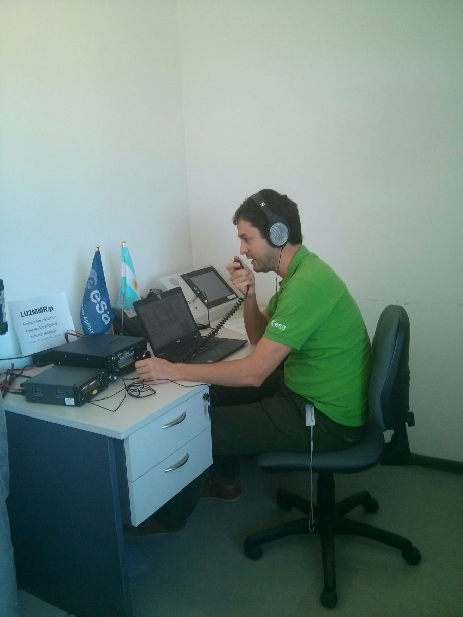 Javier Roldan (EA1HEO) operating LU2MMR in ESA Malargüe Ground Station on 25/11/2017